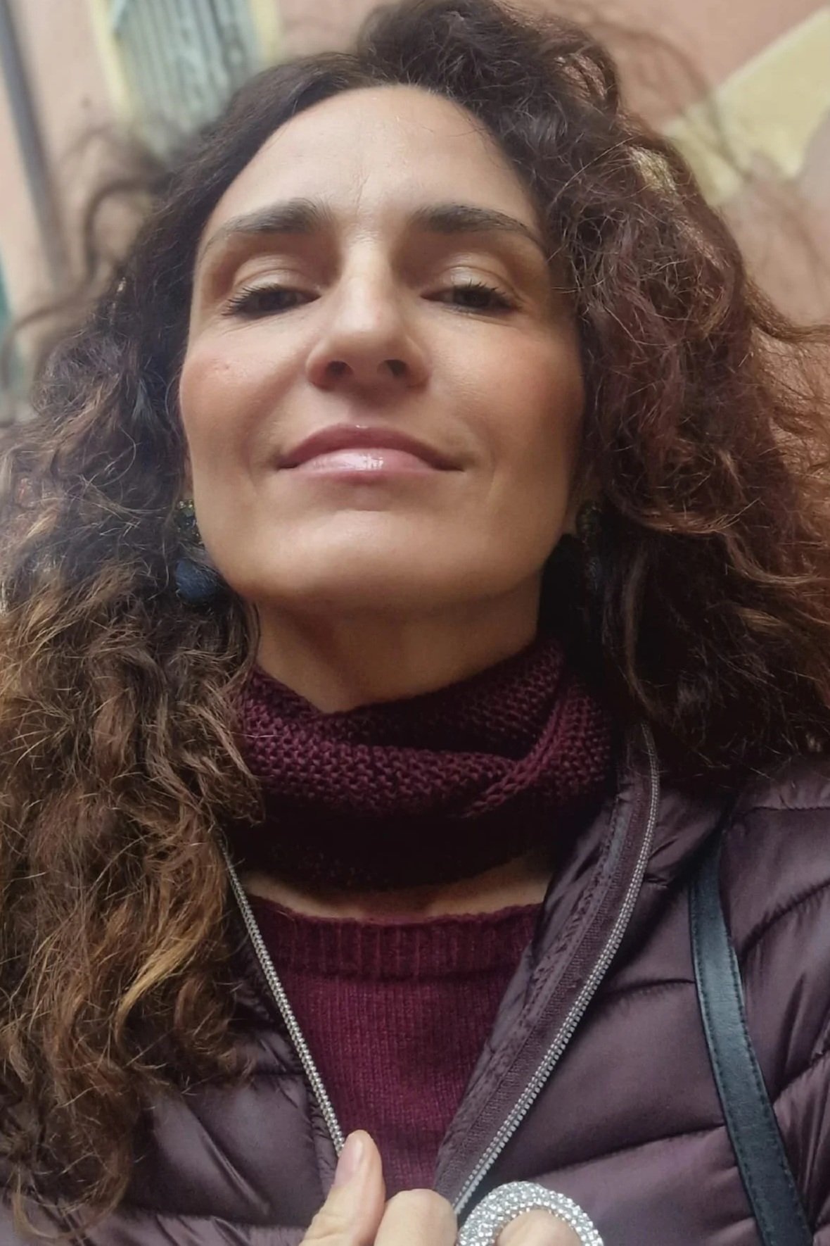sophie-scarf-bordeaux-indossata-al-collo-handmade-emanuela.jpg