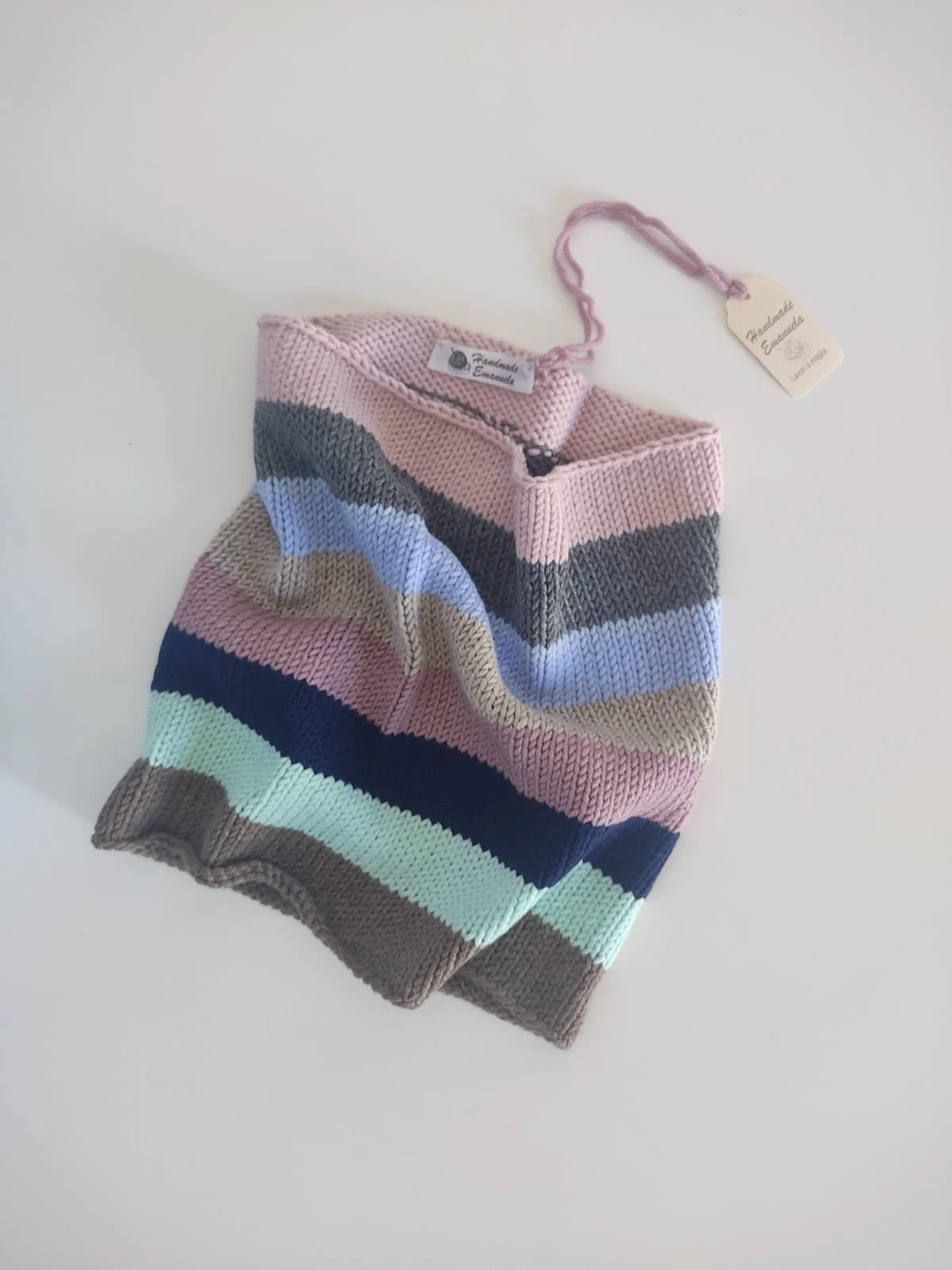 Scaldacollo a maglia a righe in rosa, grigio, azzurro, tortora, blu notte e verde menta, con cartellino in legno.