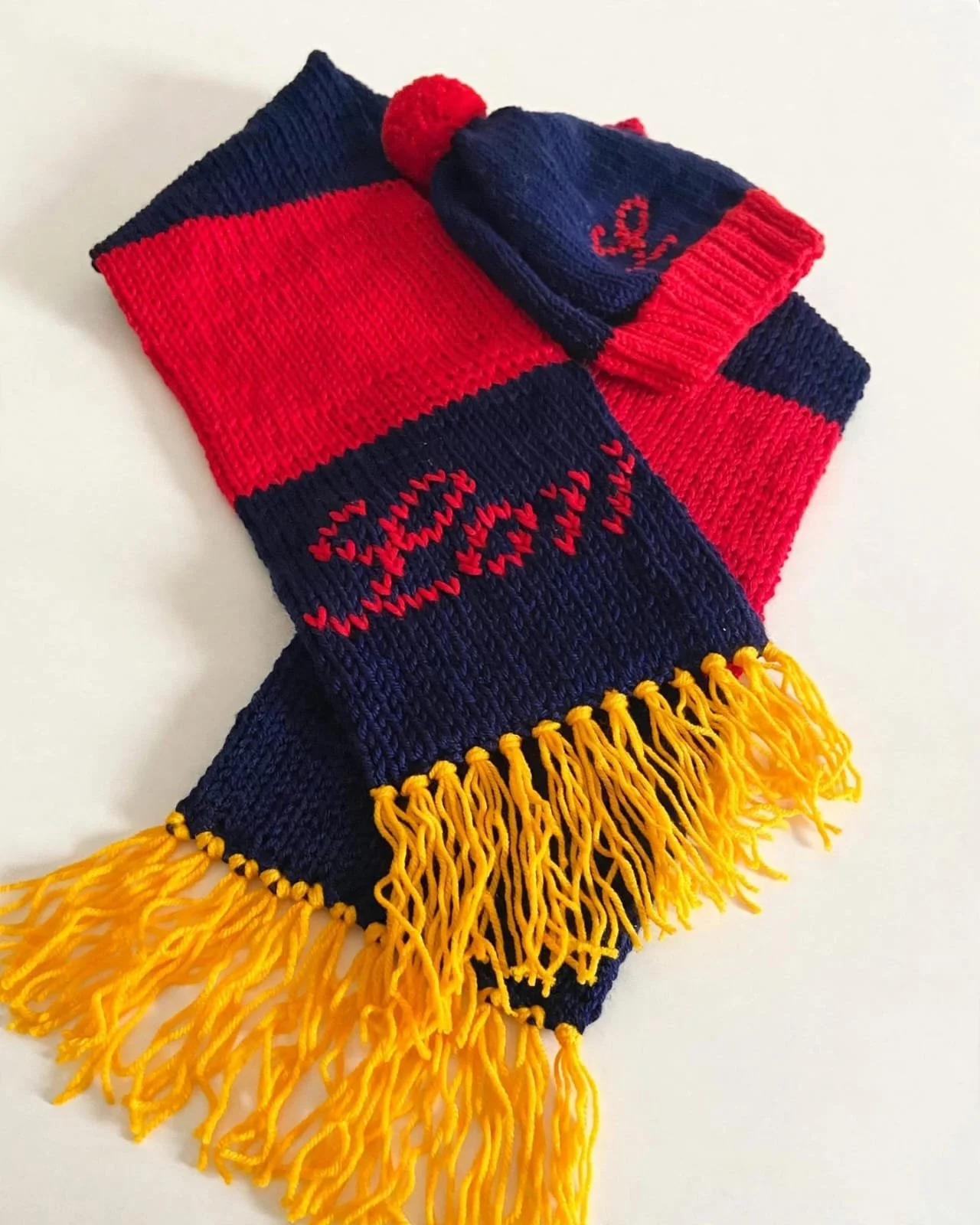 Sciarpa in maglia a larghe righe rosse e blu con frangie gialle