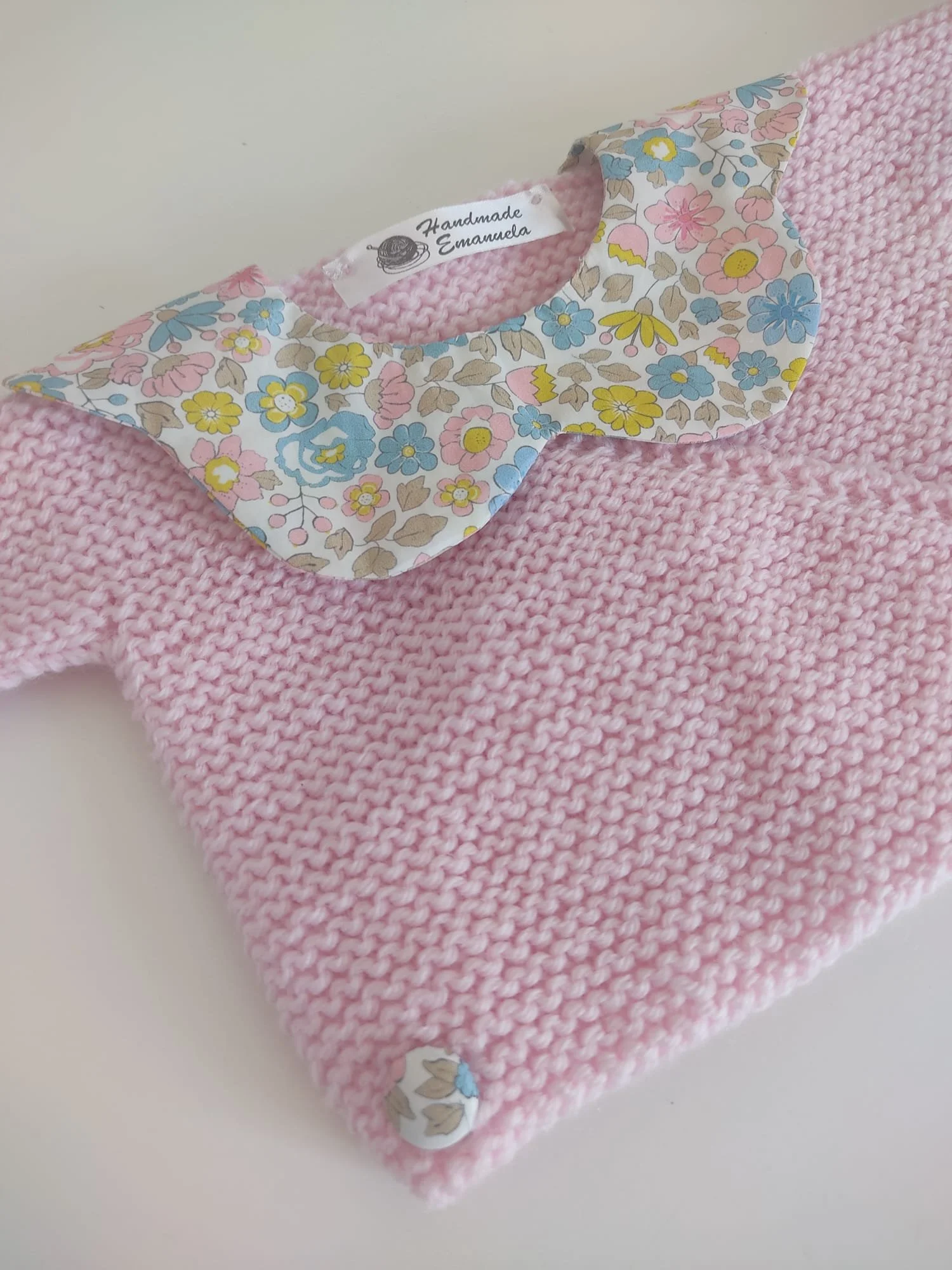 Golfino neonato rosa con colletto a petalo a fiori rosa, azzurri e gialli e bottone rivestito in tessuto