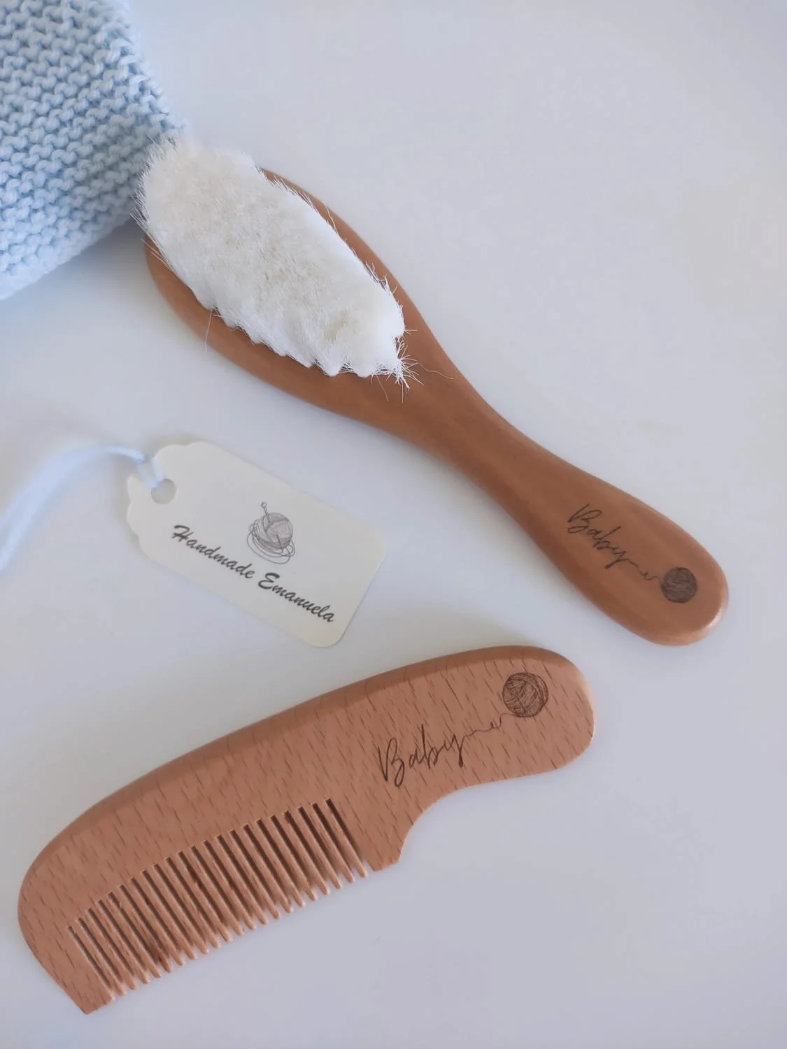 Spazzolina con setole naturali e pettinino in legno di faggio con incisione Baby e gomitolo, con cartellino