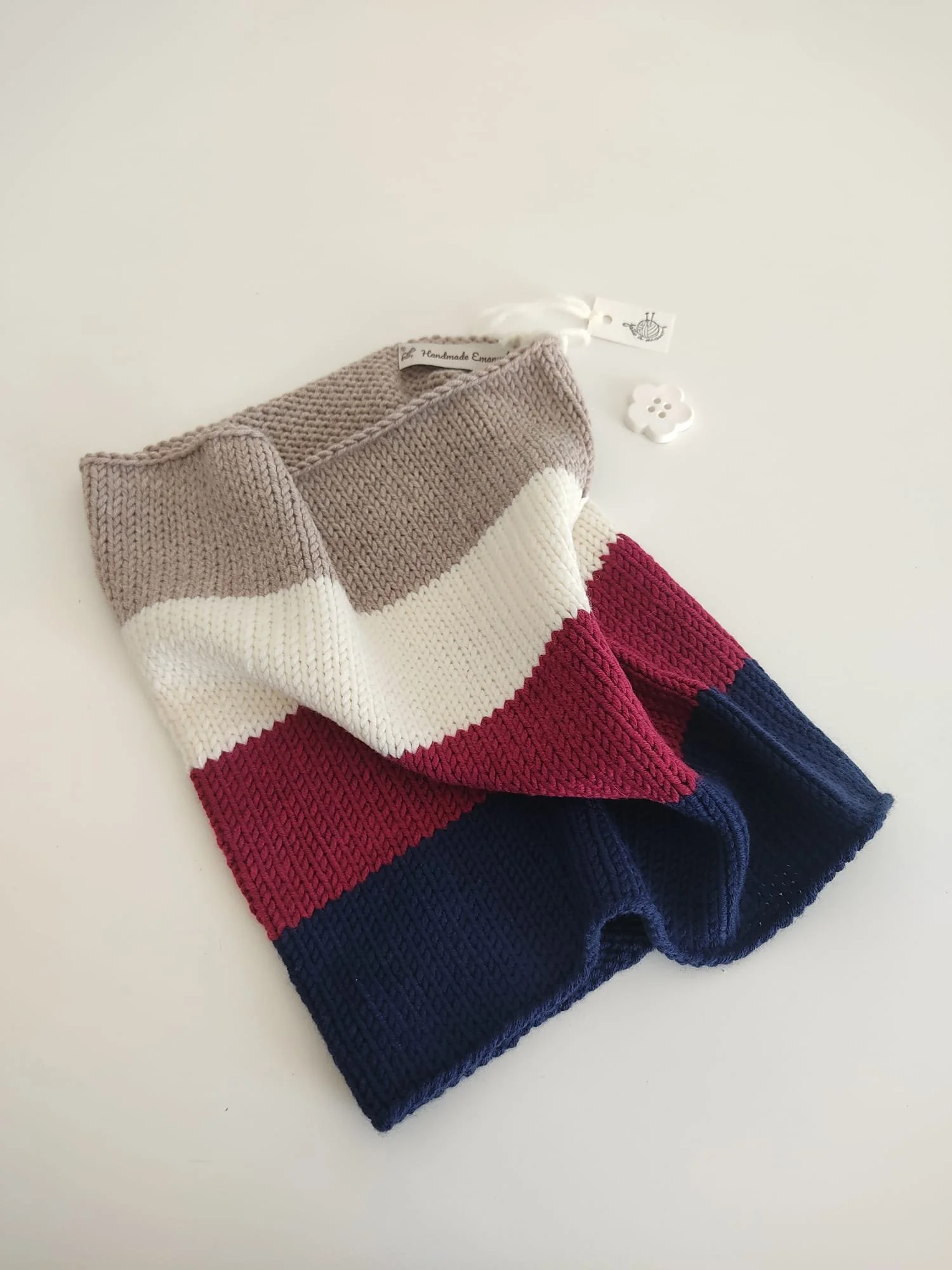 Scaldacollo a maglia a fasce larghe color tortora, panna, bordeaux e blu notte, con etichetta Handmade Emanuela.