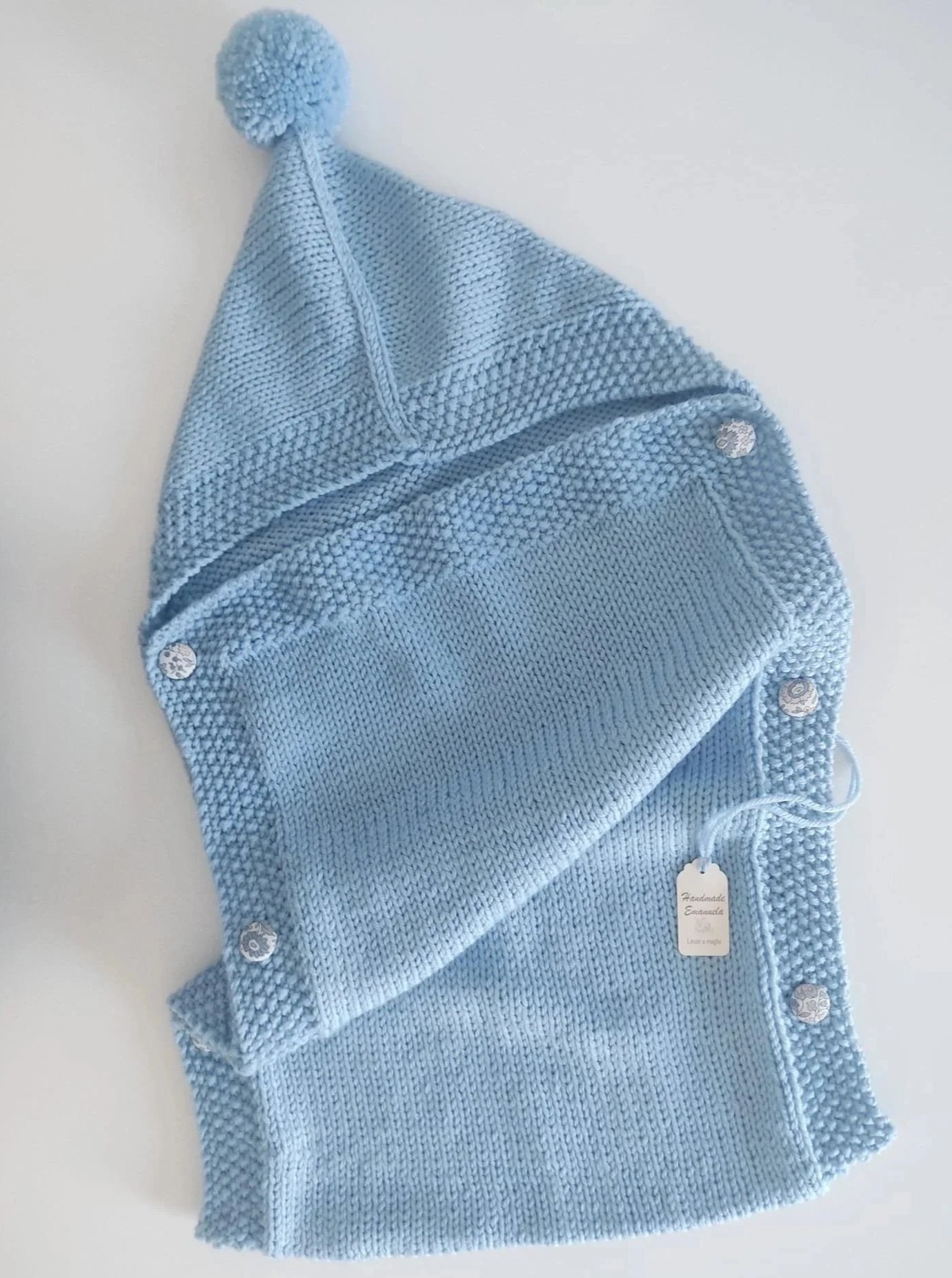 sacco-nanna-neonato-maglia-azzurro-cappuccio-pon-pon-handmade-emanuela.jpg