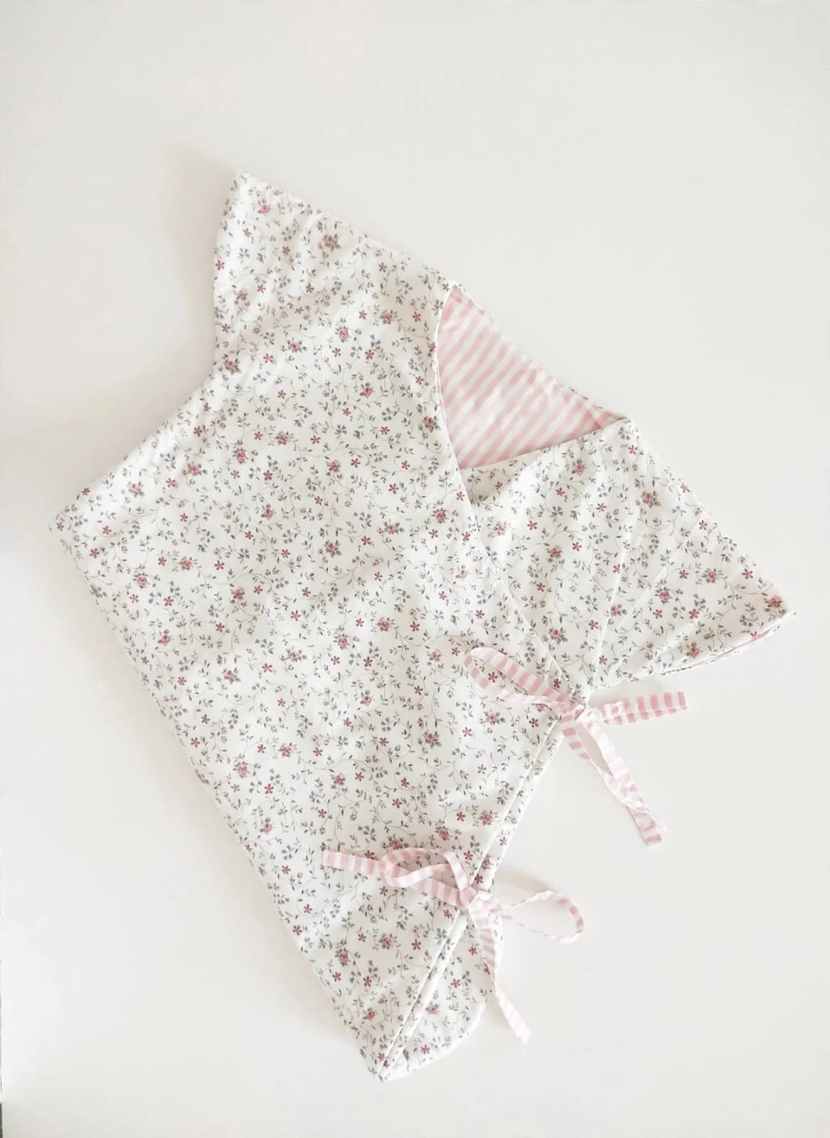 Sacco nanna a kimono in cotone bianco a fiorellini rosa, con interno e fiocchi a righe rosa