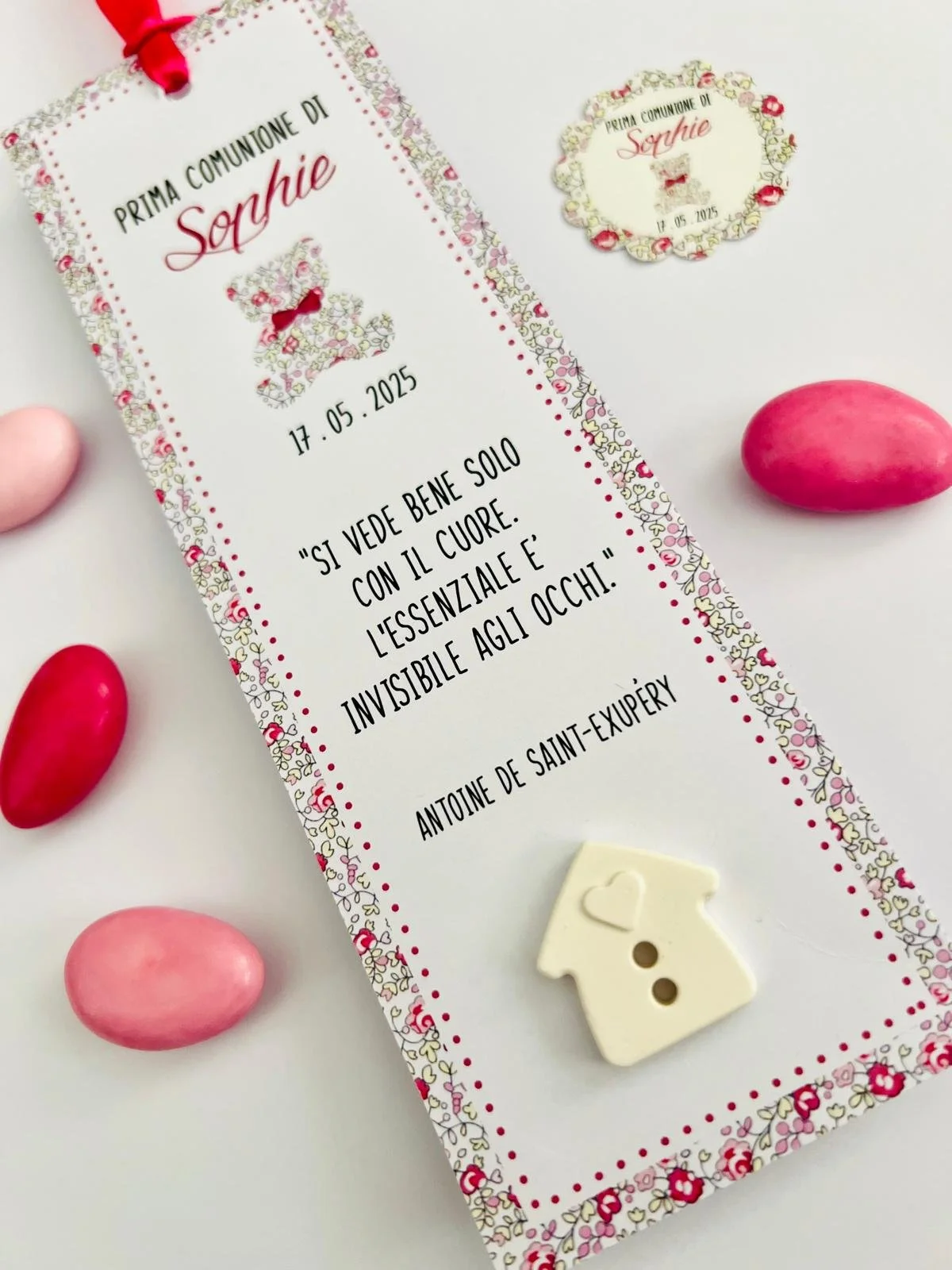 Segnalibro floreale rosa con gessetto a forma di casetta, confetti rosa e un tondino coordinato