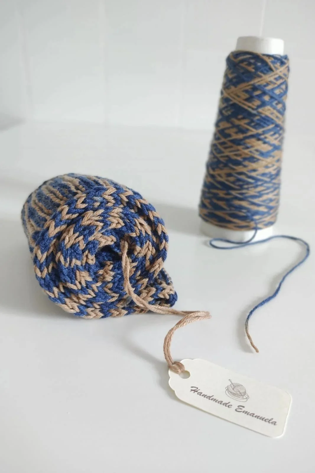 sophie-scarf-bicolore-blu-cammello-arrotolata-handmade-emanuela.jpg