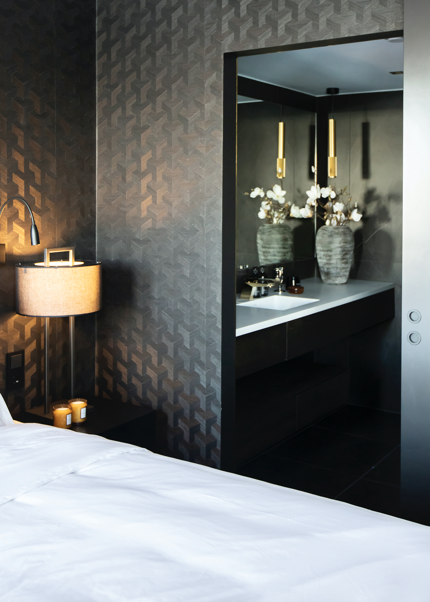 En mørk og sofistikert penthouse i Oslo, designet av Estudio Design med skreddersydde løsninger, walk-in garderobe, mørke materialer og messingdetaljer.