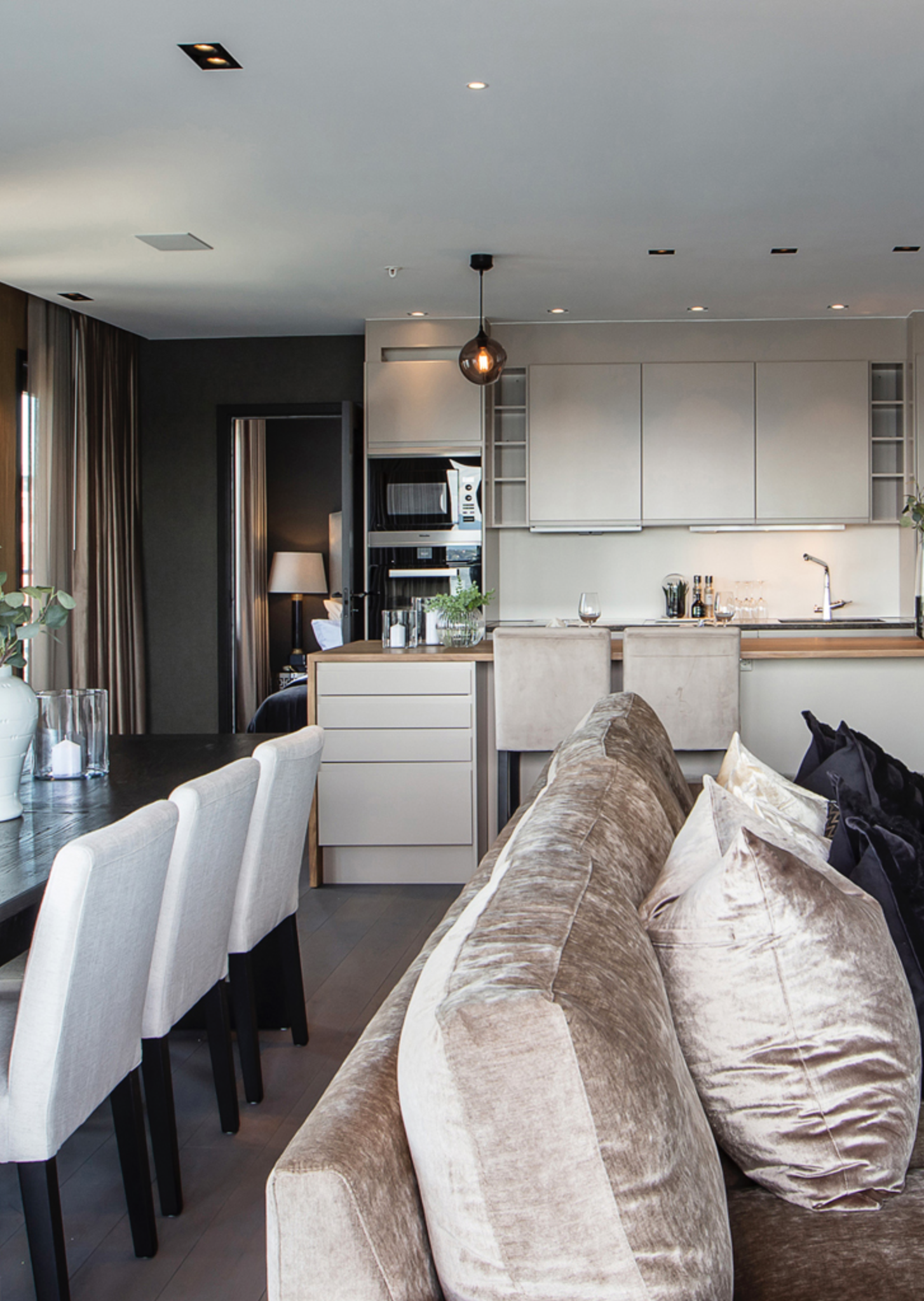 En mørk og sofistikert penthouse i Oslo, designet av Estudio Design, stue og kjøkken, farge og materialplan, møbleringsplan, belysningsplan.