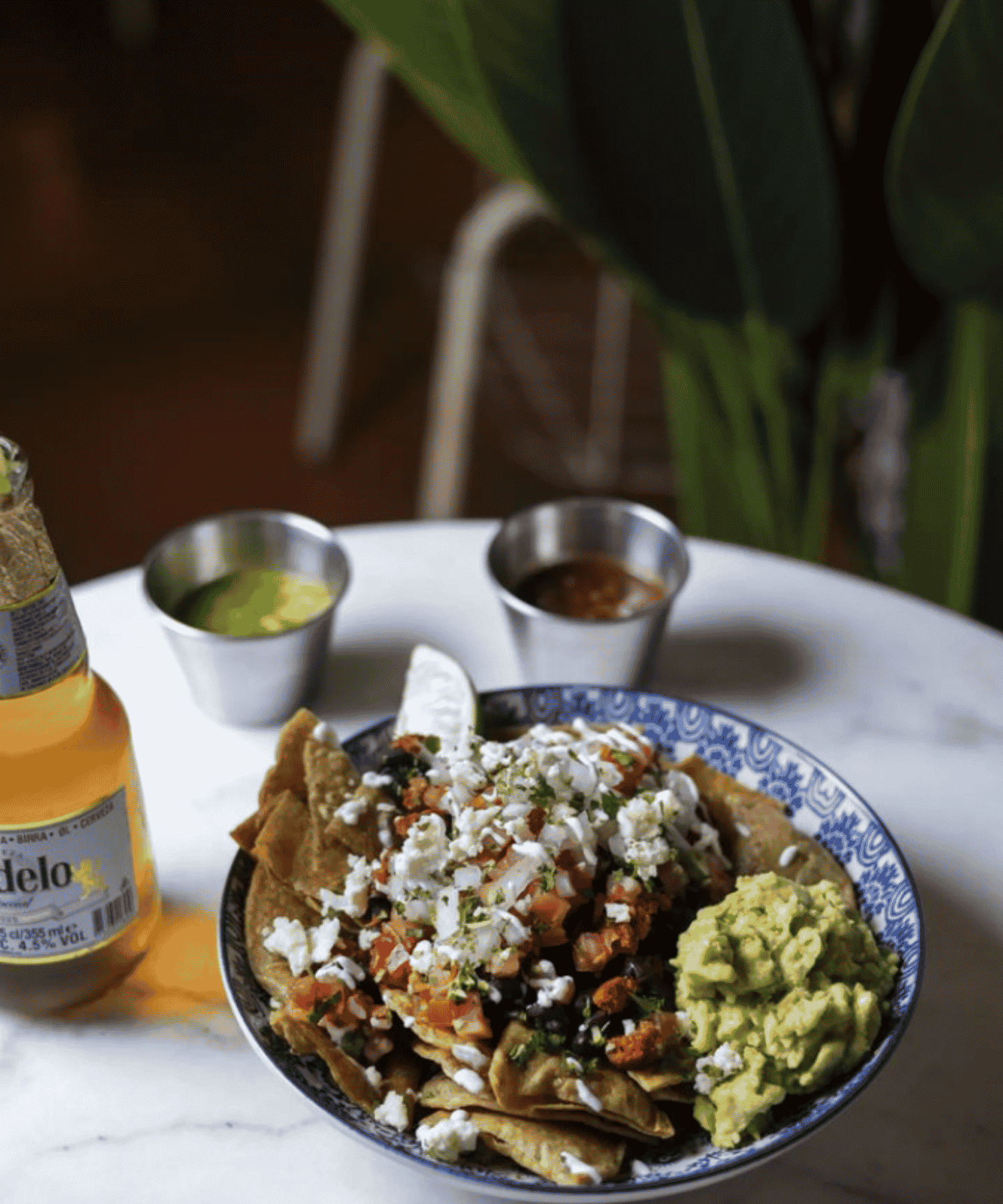 Bol mexicà amb guacamole, ingredients picats i crema a Six Seis
