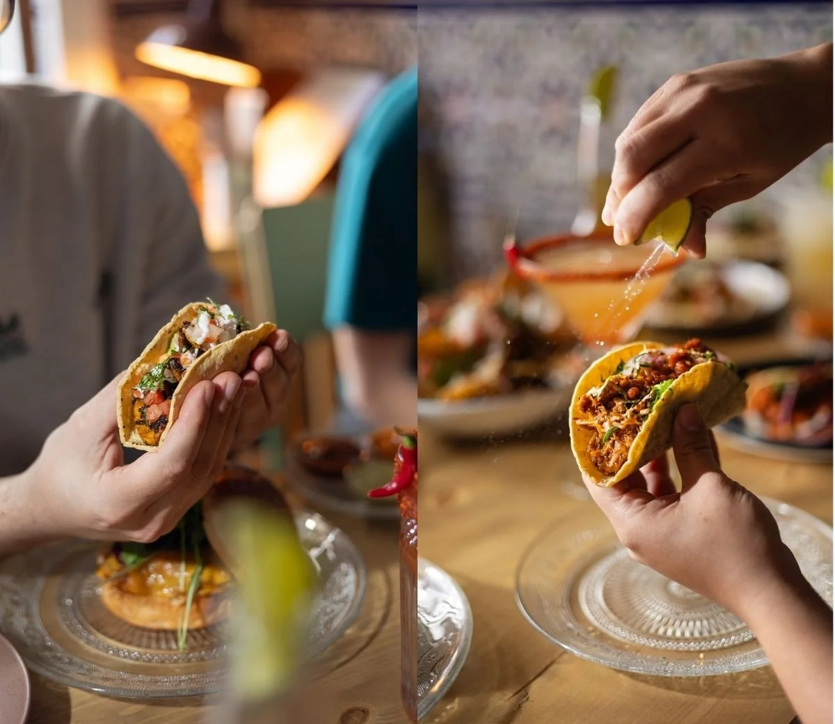 Amics sostenint tacos farcits al voltant d’una taula a Six Seis