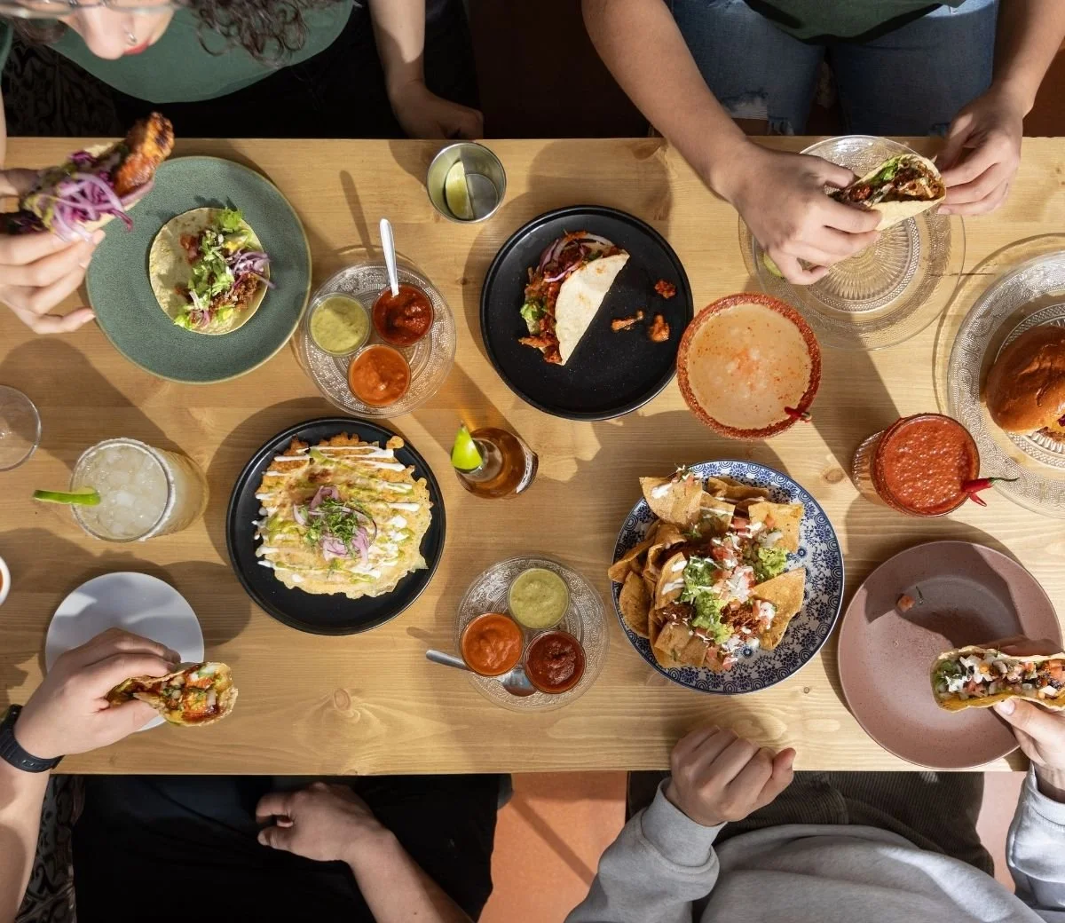 Amics compartint tacos, nachos, quesadilles, salses i margarites a Six Seis