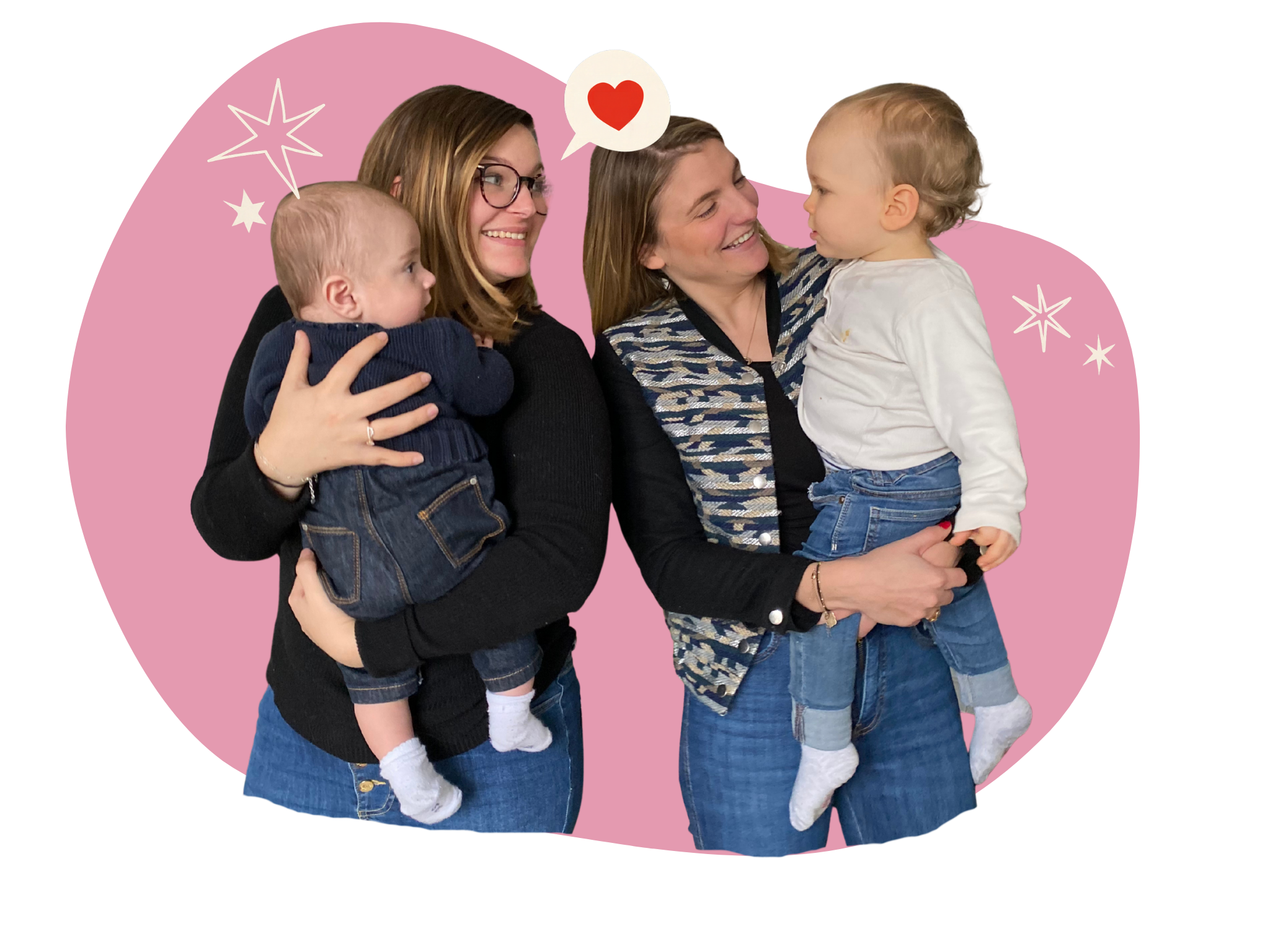 Deux femmes souriantes tenant chacune un jeune enfant, sur un fond rose décoré d’étoiles et d’un cœur.