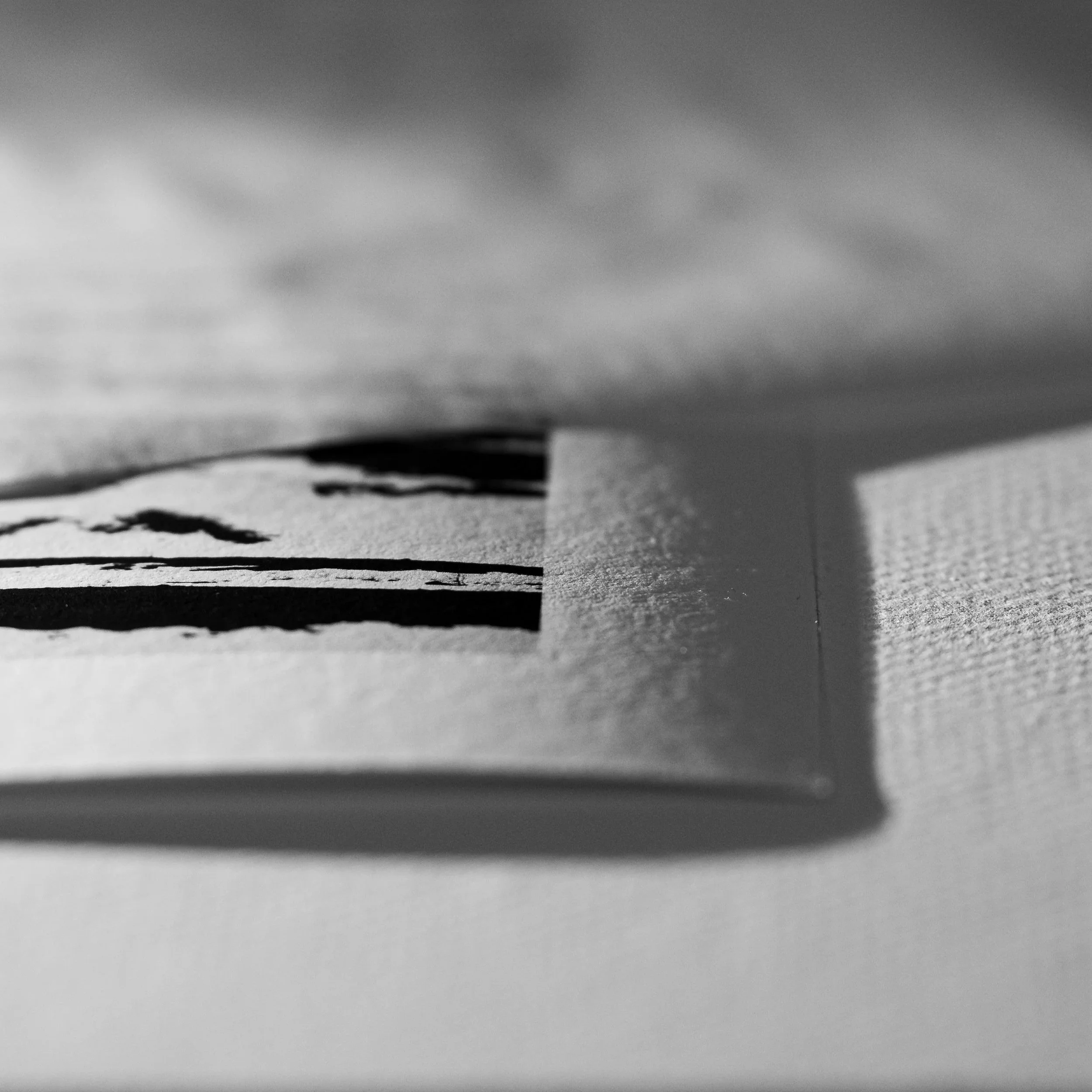 Une vue en noir et blanc de deux mains jouant du piano sur un clavier, avec des touches noires et blanches.