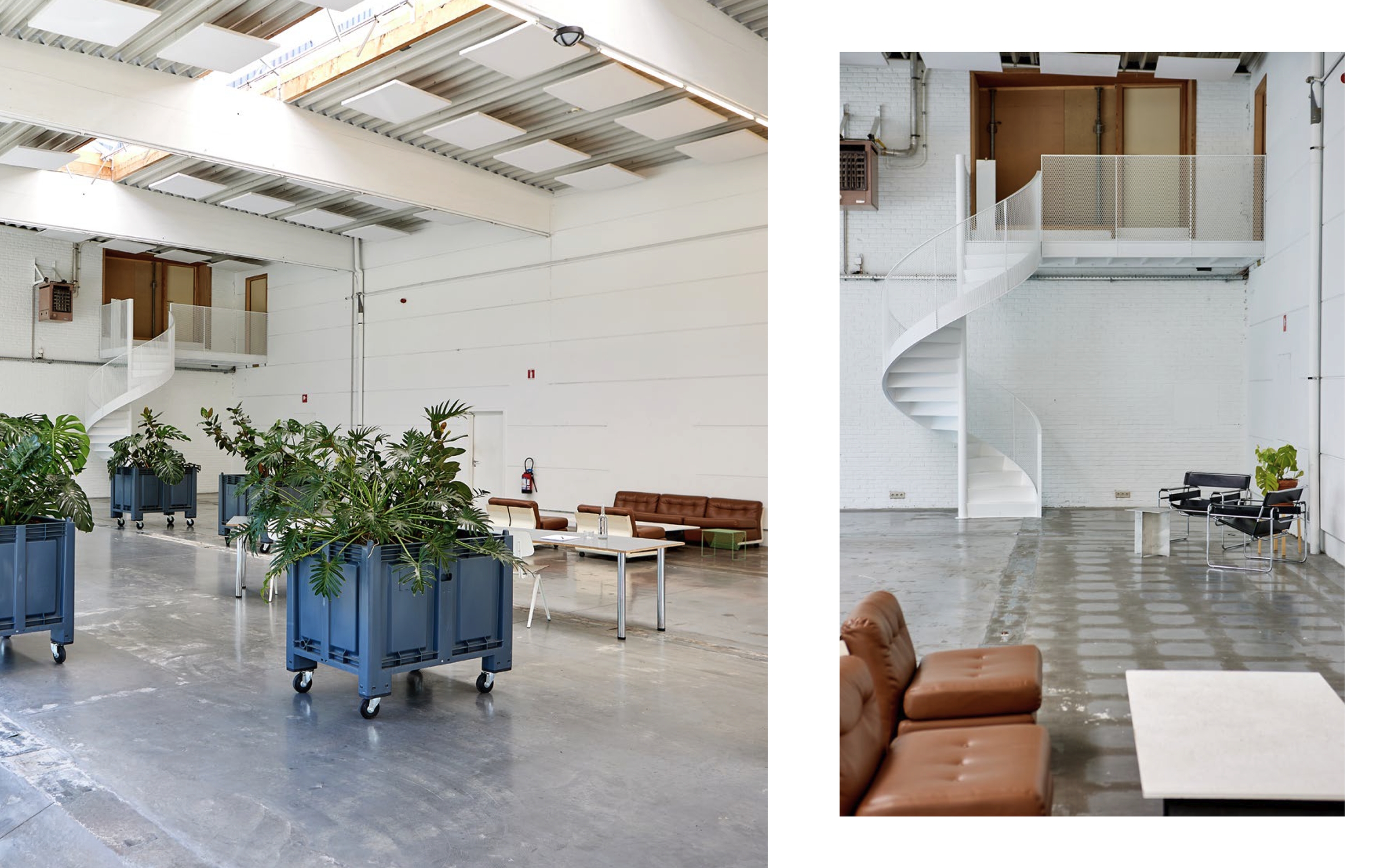 Binnenruimte met witte muren, hoge plafonds, planten in blauwe dozen op wieltjes, en zitbanken, met een grote industriële trap en een open plafond met geïsoleerde panelen.