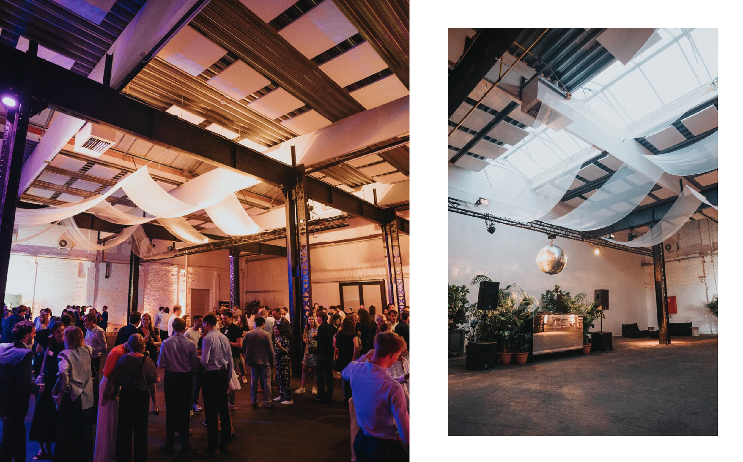 Feestzaal met een hoog plafond, versieringen van witte doek en een grote groep mensen. Links een dansvloer met purple verlichte muren en een DJ, rechts een podium met een discobal en planten.