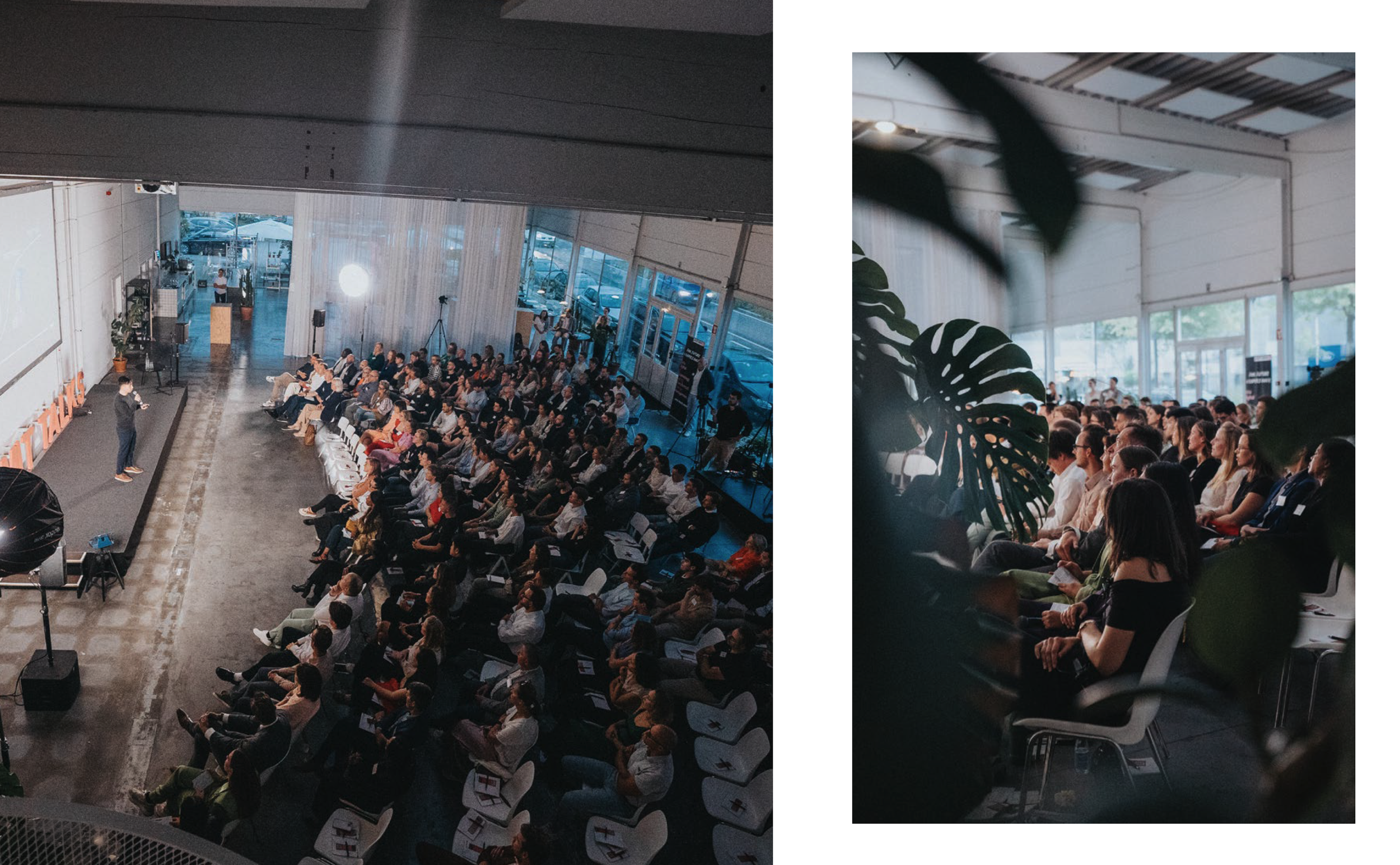 Een grote groep mensen zit in een auditorium en kijkt naar een spreker op het podium. Een ander deel van de zaal is bedekt met bladeren van een plant, waardoor het uitzicht op de mensen achterin beperkt is.