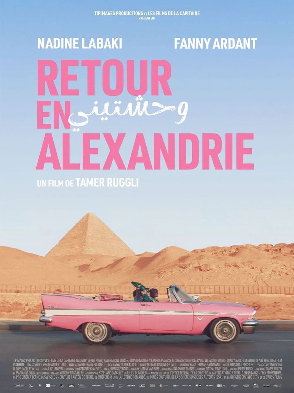 Affiche de film avec un paysage désertique et une pyramide en arrière-plan, un panneau à droite, et une voiture rose vintage avec deux personnes à l'intérieur