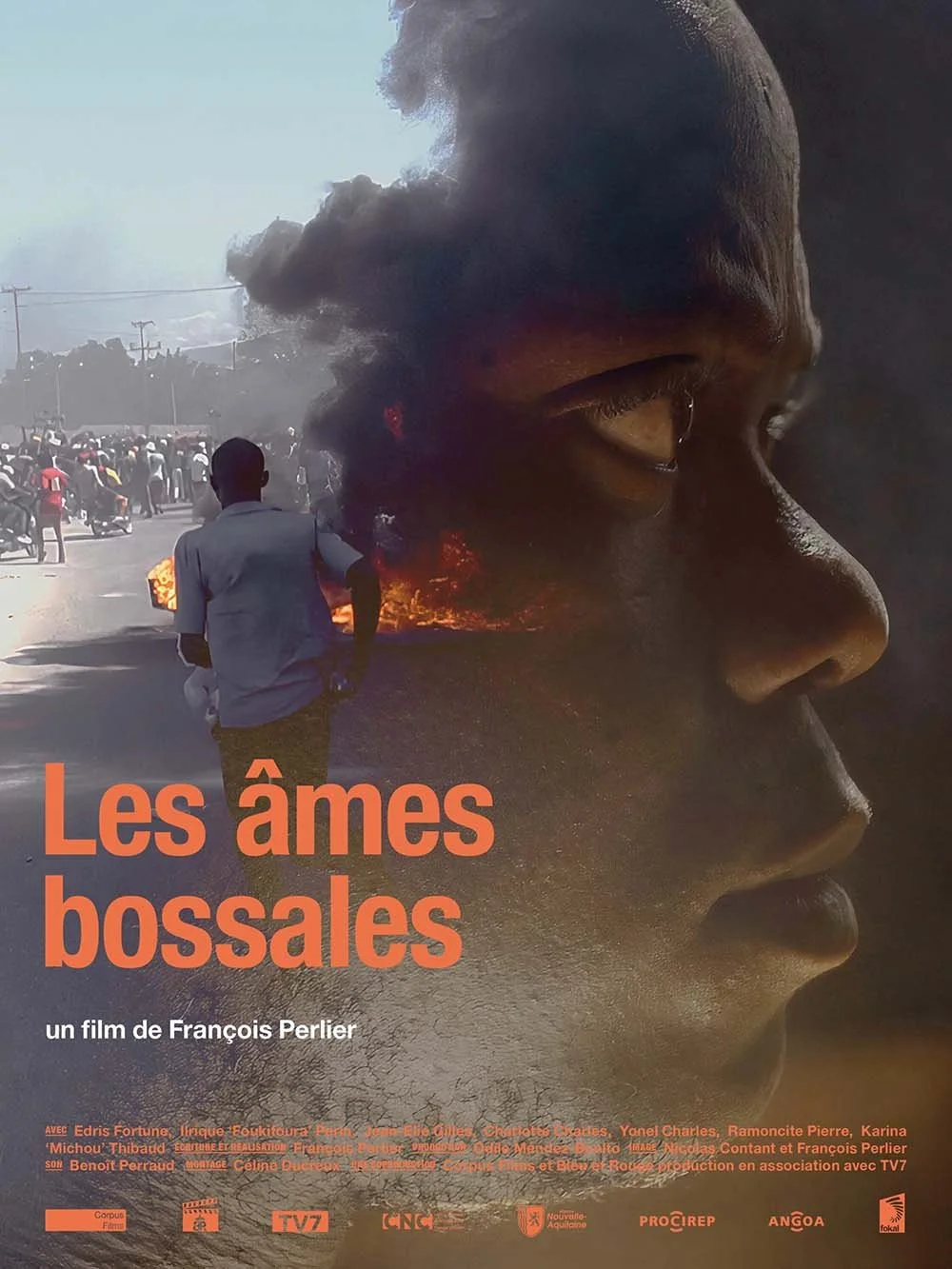 Affiche de film intitulée 'Les âmes bossales' montrant un gros plan du visage d'une femme en superposition d'une scène de manifestation avec un feu et une foule.