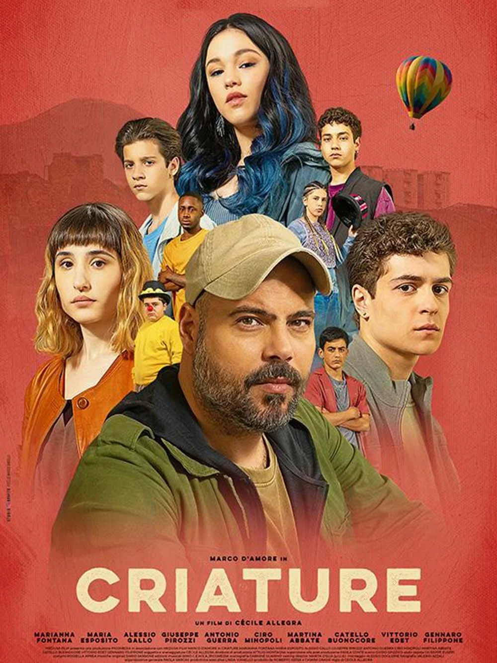 Affiche de film pour 'Criature' avec plusieurs personnages face à un fond rouge et un ballon coloré, le titre en gros caractères.