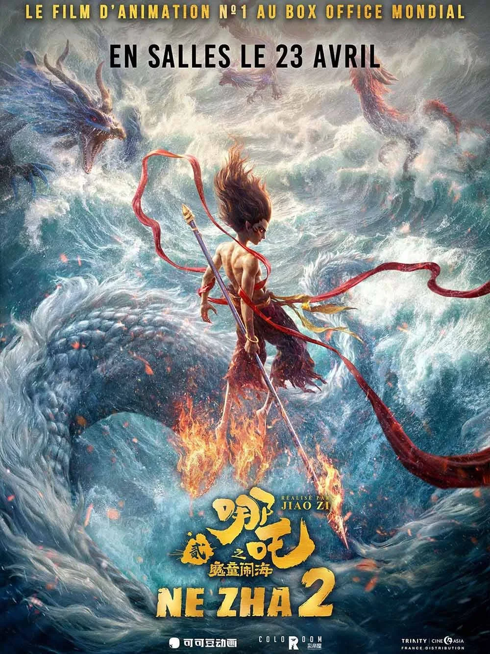 Affiche du film d'animation 'Ne Zha 2' avec un personnage mythologique au centre, tenant une lance enflammée, entouré d'eau tumultueuse et de dragons. Venez en salles le 23 avril.