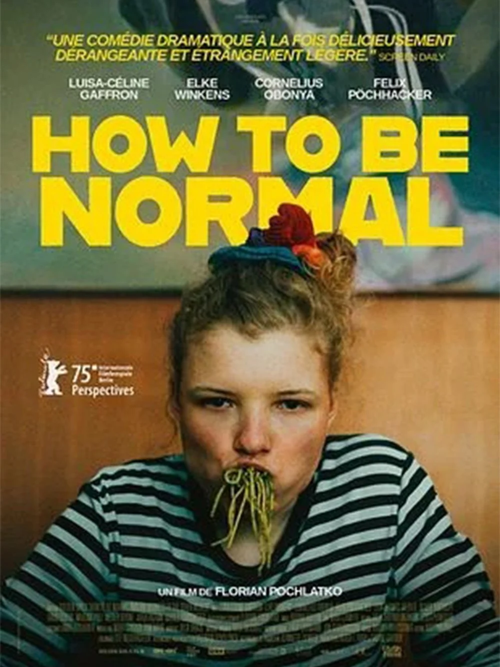 Affiche de film intitulée 'How to Be Normal' avec une femmeaux cheveux rouges et bouclés mangeant des nouilles. Elle porte un pull noir et blanc rayé et a un ruban ou une bande dans les cheveux. Le fond est vert avec du texte en jaune et blanc, et il y a un logo de Perspectives à gauche.