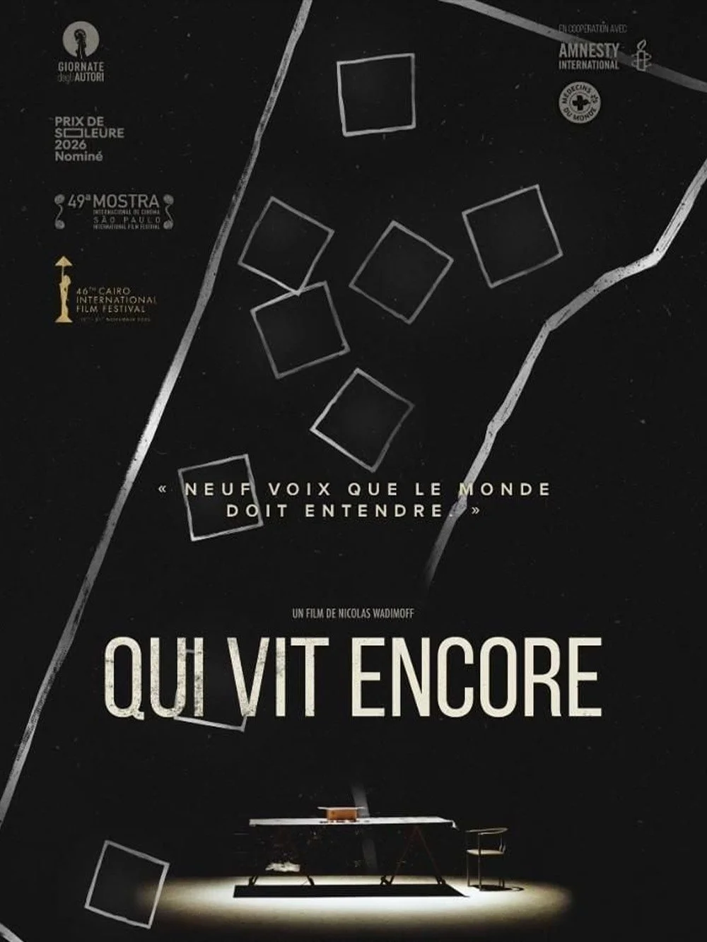 Affiche du film 'Qui vit encore' avec un fond noir, des cadres blancs suspendus, le titre en gros caractères, et des logos de festivals et de partenaires à gauche et en haut.