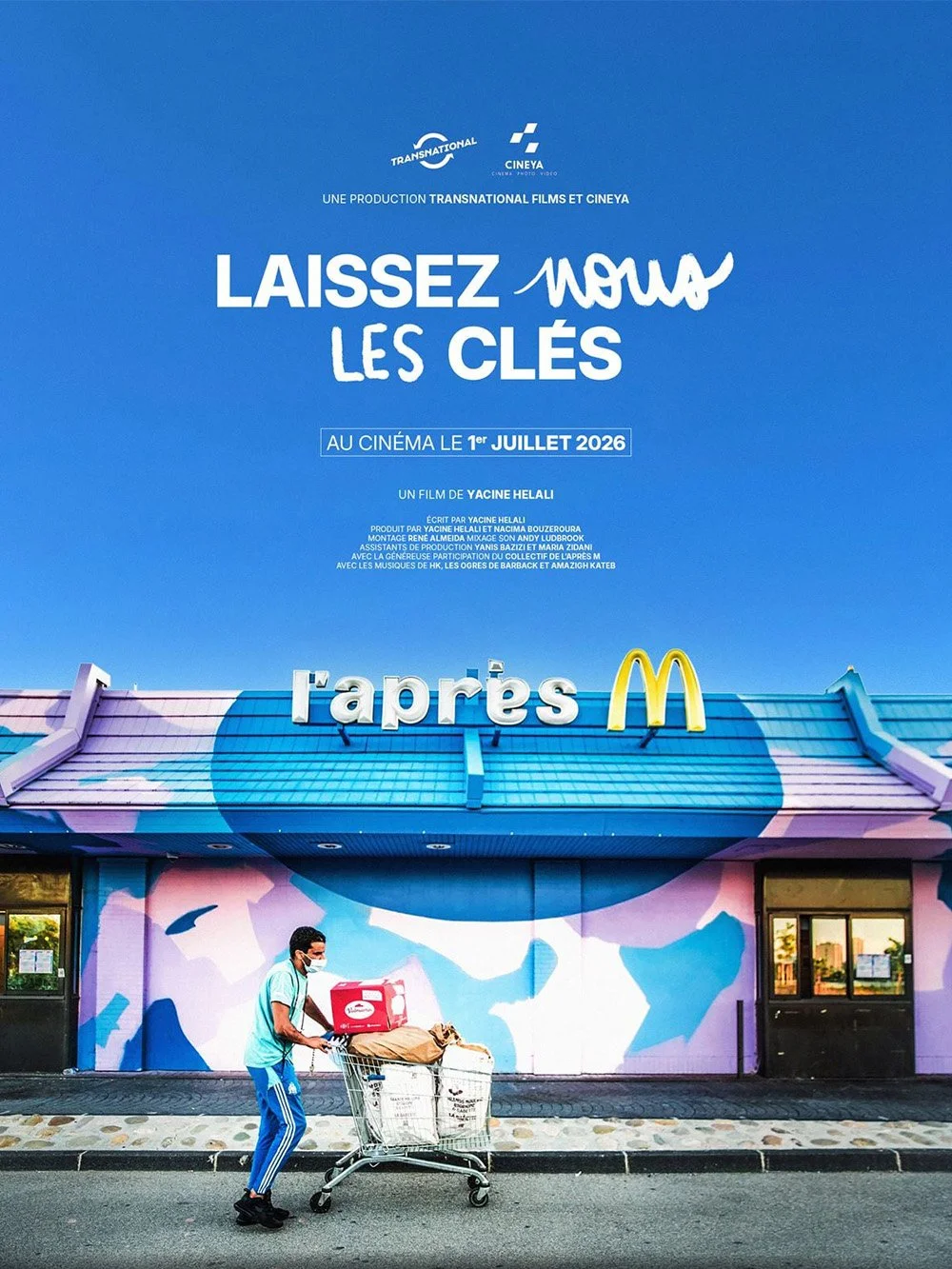 Une affiche promotionnelle pour un film intitulé 'Laissez-nous les clés', prévu pour juillet 2026, avec le logo de McDonald's en arrière-plan et une personne poussant un caddie avec des courses devant un restaurant McDonald's.
