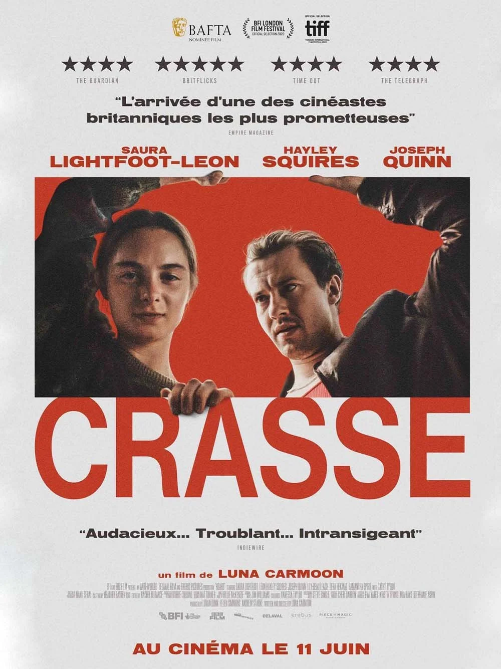 Affiche de film intitulée "Crasse" with portraits de deux acteurs, Saurra Lightfoot-Leon et Hayley Squires, et le réalisateur Luna Carmoon, date de sortie 11 juin, évaluations positives de plusieurs médias.