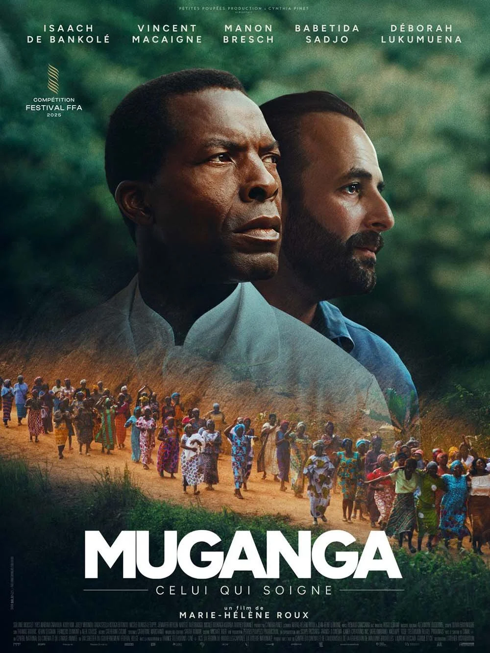 Affiche du film Muganga avec deux hommes en gros plan et une foule d'hommes et de femmes dans un village africain en bas.