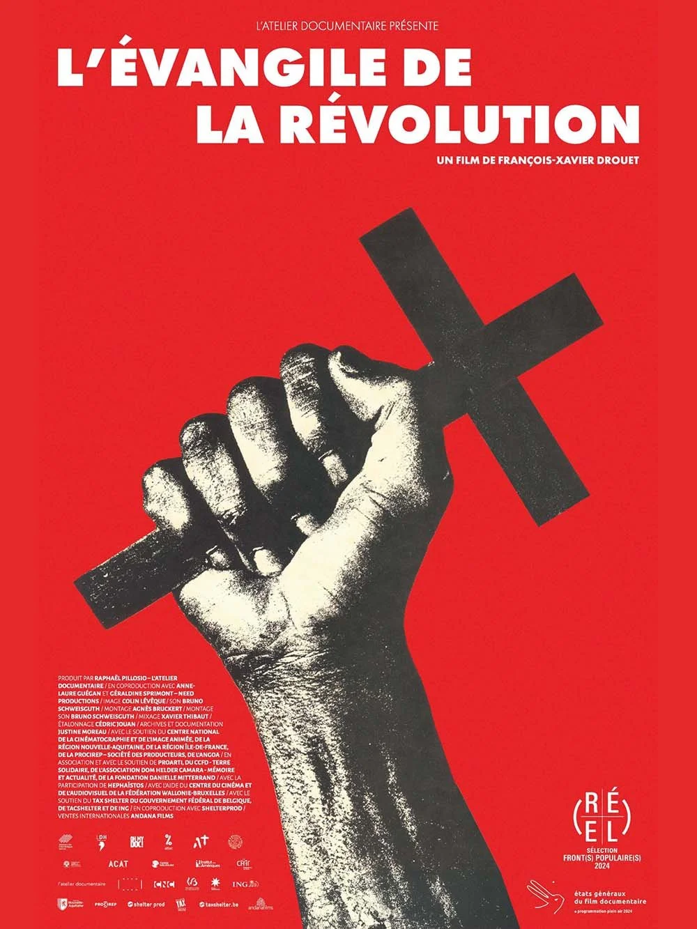 Affiche de film avec une main noire tenant une croix noire sur fond rouge.