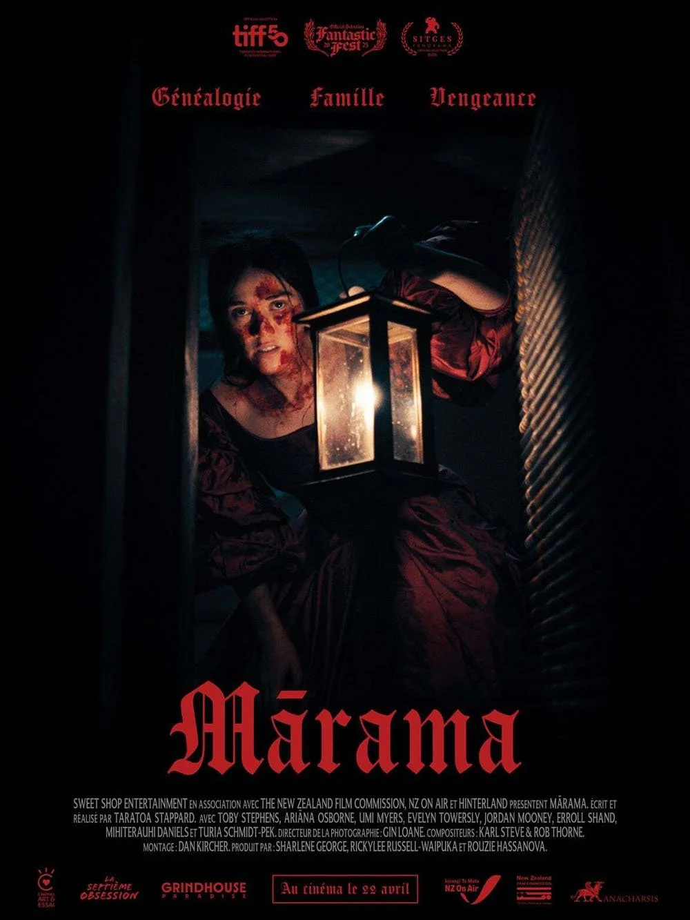 Affiche de film intitulée 'Mârama' avec une femme tenant une lanterne, visage ensanglanté, dans une scène sombre.