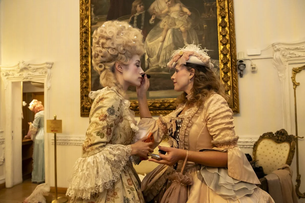 Due ospiti in costume settecentesco con parrucche incipriate, davanti a un dipinto, ballo in maschera The Aristocrats Ball