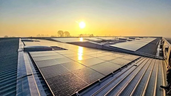 Dach mit Solarzellen bei Sonnenuntergang