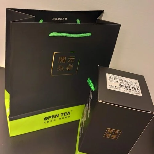 [ 蜜香精焙袋茶 ] 採用上等比賽茶精製後副產品茶末，並以遠紅外線精密烘焙，滋味及香氣都非常強烈。茶種：青心烏龍；產地：台灣南投縣；發酵度：10-20%；烘焙度：40-50%；香氣：餅香、碳香；滋味：甘、焦糖；水色：褐黃色