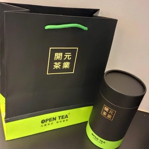 [ 極品紅茶 ] 採摘一心兩葉嫩芽，發酵度十分足夠，香氣有輕揚花香，滋味具微微糖香且基底強烈，十分耐泡。茶種：青心烏龍；產地：台灣南投縣；發酵度：80-90%；烘焙度：0%；香氣：糖香、花香、果香；滋味：甜、濃厚；水色：亮紅色