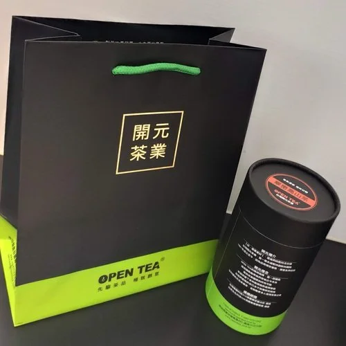[ 翠巒高山茶 ] 梨山與合歡山之間山谷地之茶園，溼氣重長年雲霧繚繞，茶樹生長旺盛。香氣即為濃郁帶淡淡木質香，回甘度強烈。
茶種：青心烏龍；產地：台灣南投縣；發酵度：40-50%；烘焙度：0%；香氣：花香、果香、木香；滋味：甜、回甘、強烈；水色：褐黃色