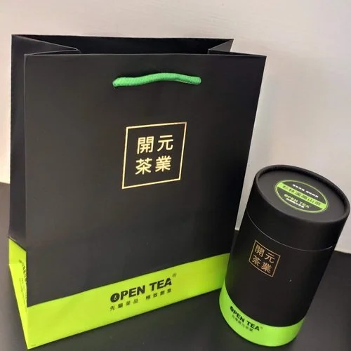 
[ 杉林溪高山茶 ] 位於鄰近溪頭遊樂區車程約50分鐘原始竹林茶園，海拔約為1100公尺。香氣清新，滋味甘甜且圓滑。茶種：臺茶12號；產地：台灣南投縣；發酵度：20-30%；烘焙度：0%；香氣：青草、花香；滋味：甘、甜、圓滑；水色：淡黃色；沖泡指南：10g茶/100mL熱水100度C/60秒；重量：600g(斤/150gx4包)