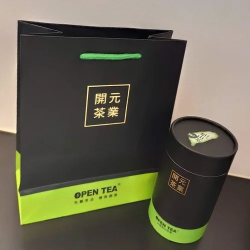 [ 梨山高冷茶 ] 位於福壽山農場與合歡山之間高山茶園，海拔約為2200公尺，茶樹生長緩慢使得基質非常強烈，甘度極耐泡性都極為優良。
茶種：青心烏龍；產地：台灣南投縣；發酵度：10-20%；烘焙度：0%；香氣：青草、花香；滋味：回甘、強烈；水色：金黃色