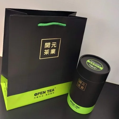 [ 蜜香精焙茶 ] 以極輕發酵烏龍茶作為原料，並利用遠紅外線烘焙機精密控溫控時，使茶胺酸及葉綠素得以保留，同時具有清新甘醇及強烈的烘焙香氣。茶種：臺茶12號；產地：台灣南投縣；發酵度：10-20%；烘焙度：10-20%；香氣：青草、餅香；滋味：甘、刺激、焦糖；水色：黃綠色