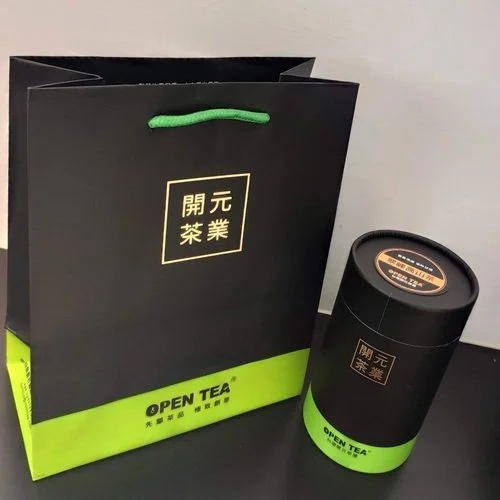 [ 翠峰高山茶 ] 位於合歡山腳下海拔約2000公尺之茶區，長年低溫使得茶葉苦澀度較低，甘醇度較高，香氣則保留原始茶葉新鮮清新自然感。茶種：青心烏龍；產地：台灣南投縣；發酵度：10-20%；烘焙度：0%；香氣：青草；滋味：甘、甜、圓滑；水色：淡黃色