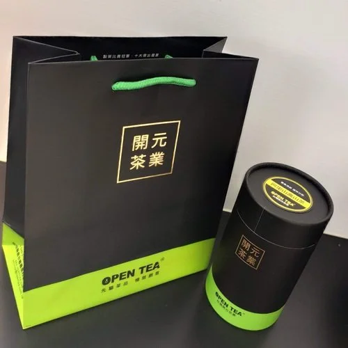 [ 阿里山高山茶 ] 位於嘉義縣海拔約1000公尺西向茶區，日照充足，茶樹生長旺盛。濃郁發酵香氣並帶有微微果香，滋味甘甜基質強烈。
茶種：臺茶12號；產地：台灣嘉義縣；發酵度：30-40%；烘焙度：0%；香氣：花香、果香；滋味：甘、甜、刺激；水色：深金黃色