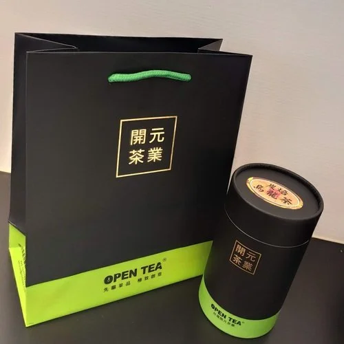 [ 碳焙烏龍茶 ] 濃郁發酵香且滋味甘醇之烏龍茶，再以精密溫控烘焙達到完美梅納反應，使得茶葉有著輕微的碳烤香氣，且有強烈的餅香甜味。茶種：青心烏龍；產地：台灣南投縣；發酵度：30-40%；烘焙度：40-50%；香氣：烤餅、碳烤、熟果；滋味：甘、焦糖、飽滿；水色：深金黃、琥珀