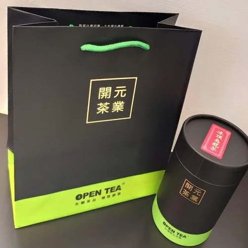 [ 凍頂烏龍茶 ] 傳統凍頂茶區之烏龍茶製程，中度發酵具有花果香，滋味甘甜圓滑，並帶有烘焙香。茶種：青心烏龍；產地：台灣南投縣；發酵度：30-40%；烘焙度：30-40%；香氣：餅香、花香；滋味：甘、甜、收斂；水色：深金黃