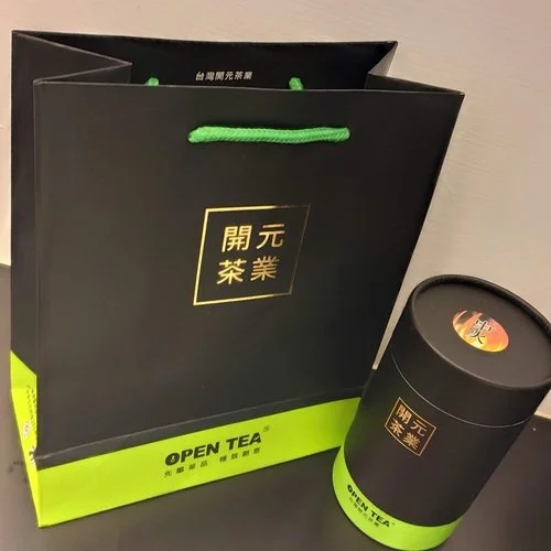 [ 蜜香中焙茶 ] 採用輕中度發酵烏龍茶，並加以烘焙，具有強烈烘焙香，但仍保有新鮮茶葉之甘醇韻味。茶種：青心烏龍；產地：台灣南投縣；發酵度：30-40%；烘焙度：30-40%；香氣：花香、焦糖；滋味：甜、強烈；水色：橘黃色