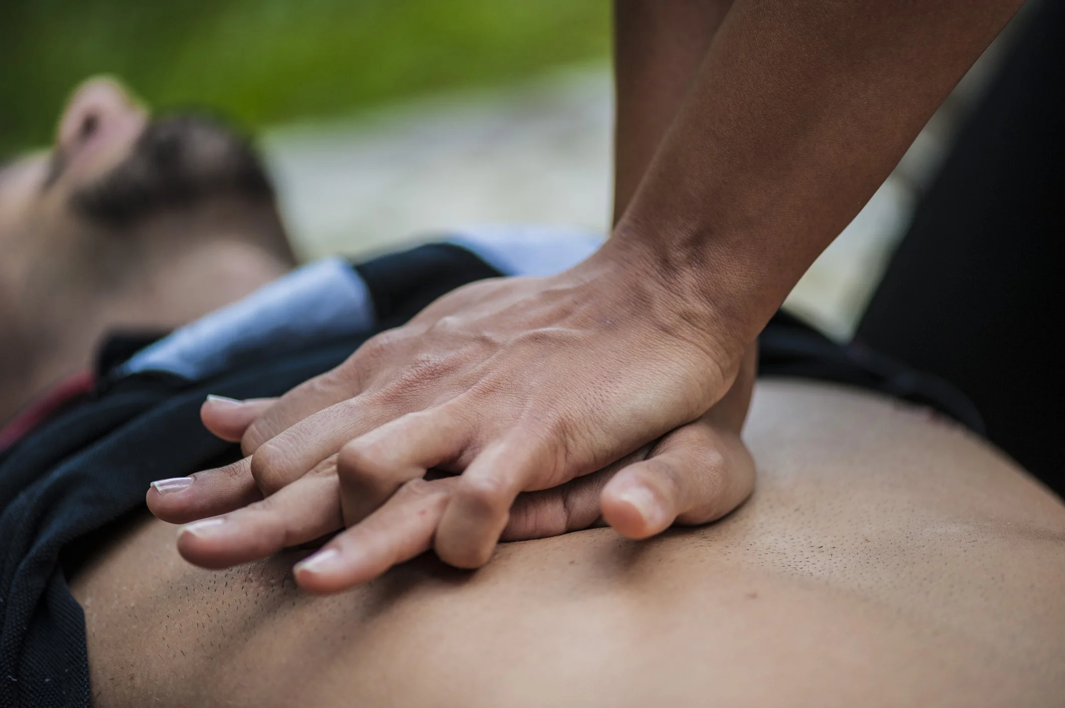 How can I tell if someone needs CPR?