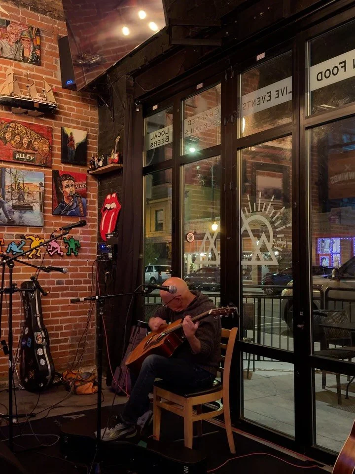 🎤🎸Open mic night at @littleton_alley in @downtownlittletonco was not only such a fun experience, but so inspiring to see such a varied array of the community come together for a common love of live music. Most definitely will be coming by again to 