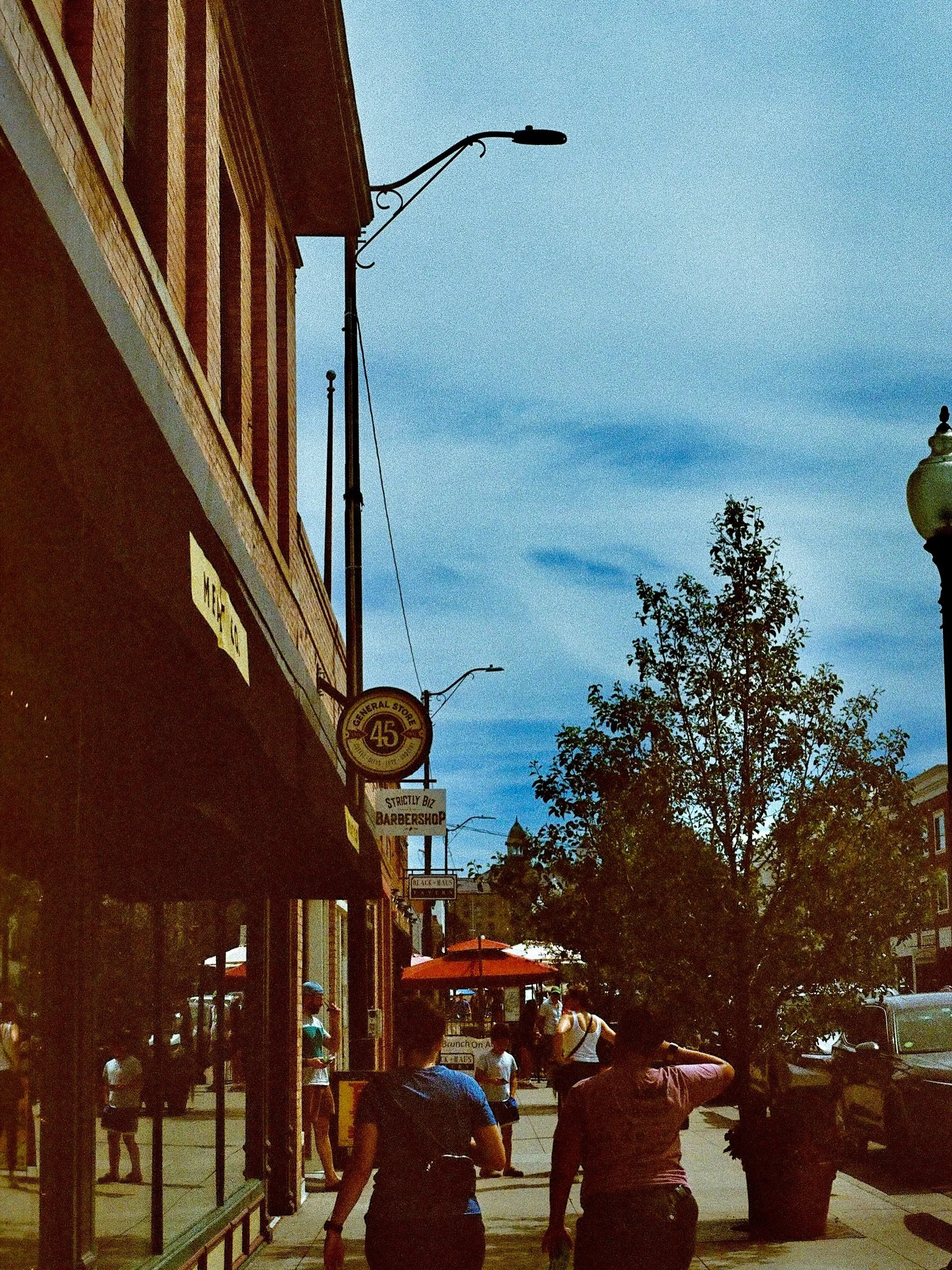 @downtownlittletonco on film at the end of summer ☀️

@fujifilmx_us film
@pentax_us camera
@englewoodcamera for the incredible customer service and developing the film

#supportlocal #colorfilmphotography #filmphotography #localphotography