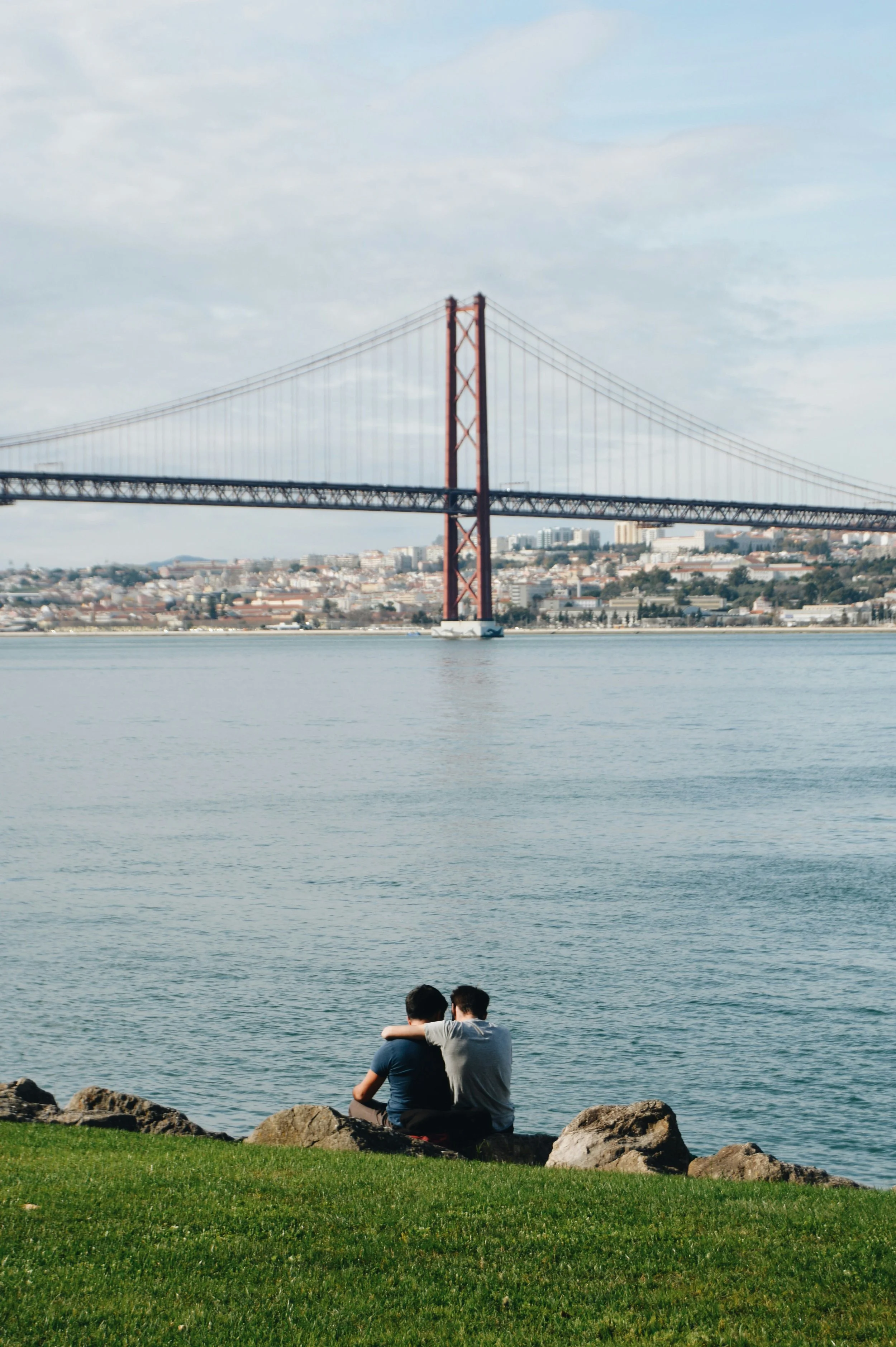 male couple in new york at brooklyn bridge