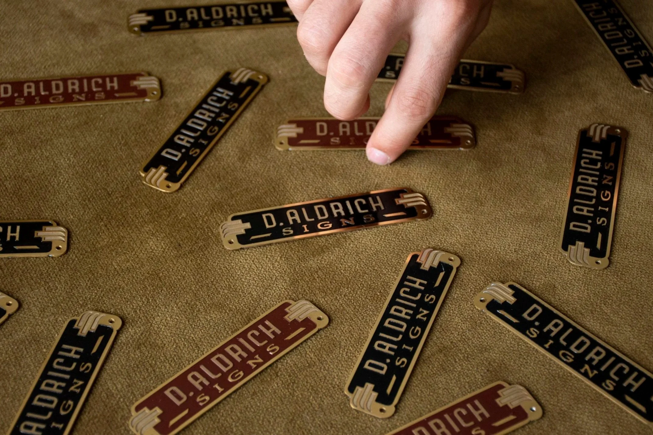 Icimarin réalise des plaques en laiton personnalisées, façonnées à la main dans son atelier à Bordeaux. Chaque pièce est conçue avec soin pour mettre en valeur une identité visuelle, un logo ou une signature.