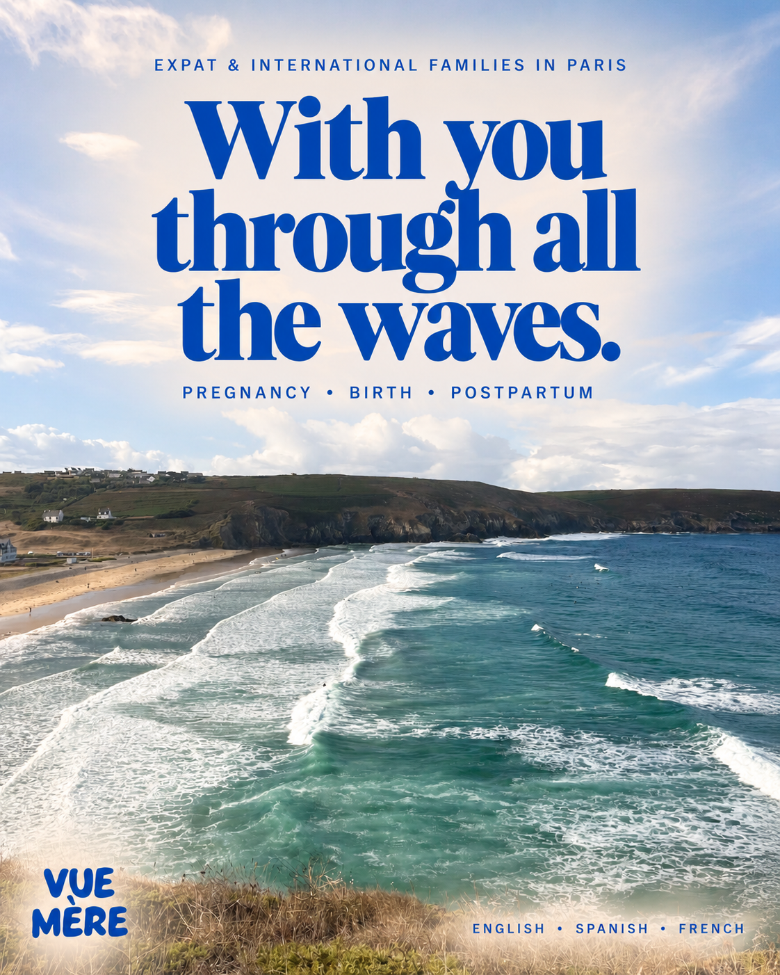Une photo de la côte avec la mer, des vagues, une plage, des collines et un ciel en partie nuageux. Texte en blanc et bleu sur l'image.
